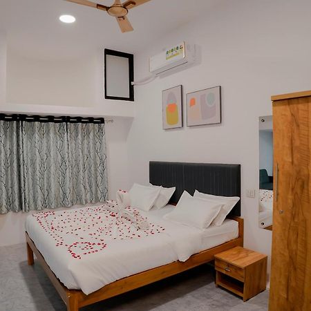 Hotel Royal Accord سورات المظهر الخارجي الصورة
