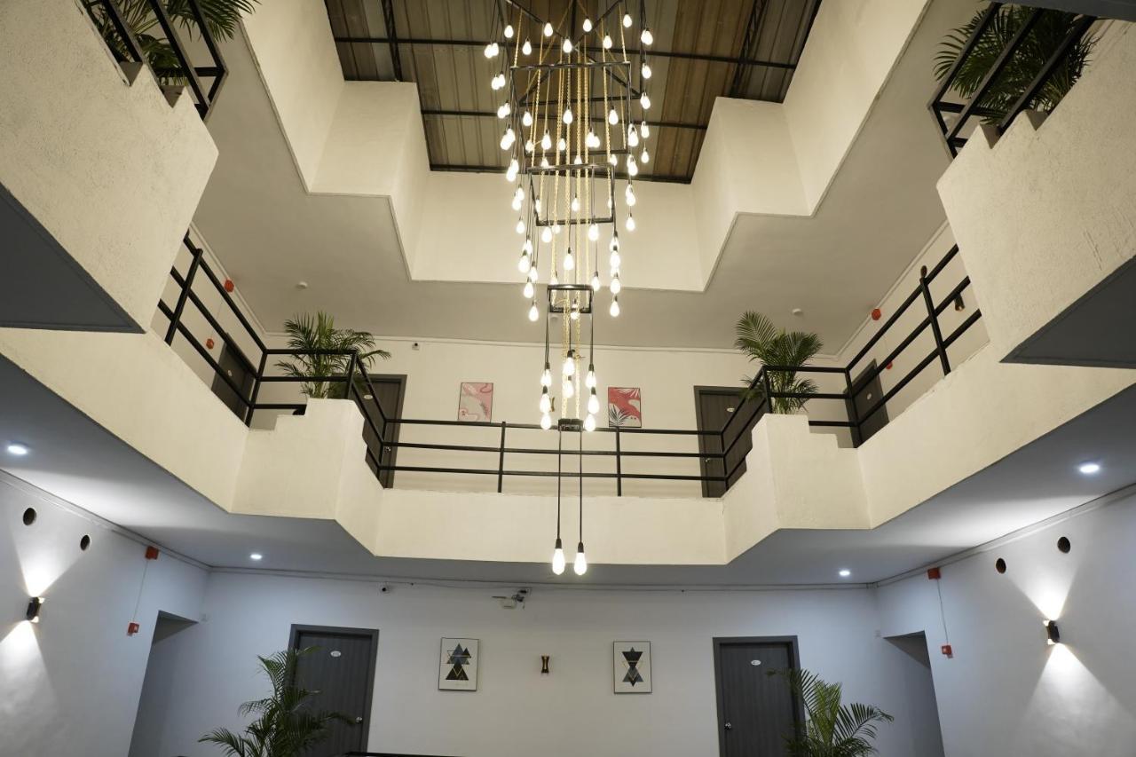 Hotel Royal Accord سورات المظهر الخارجي الصورة