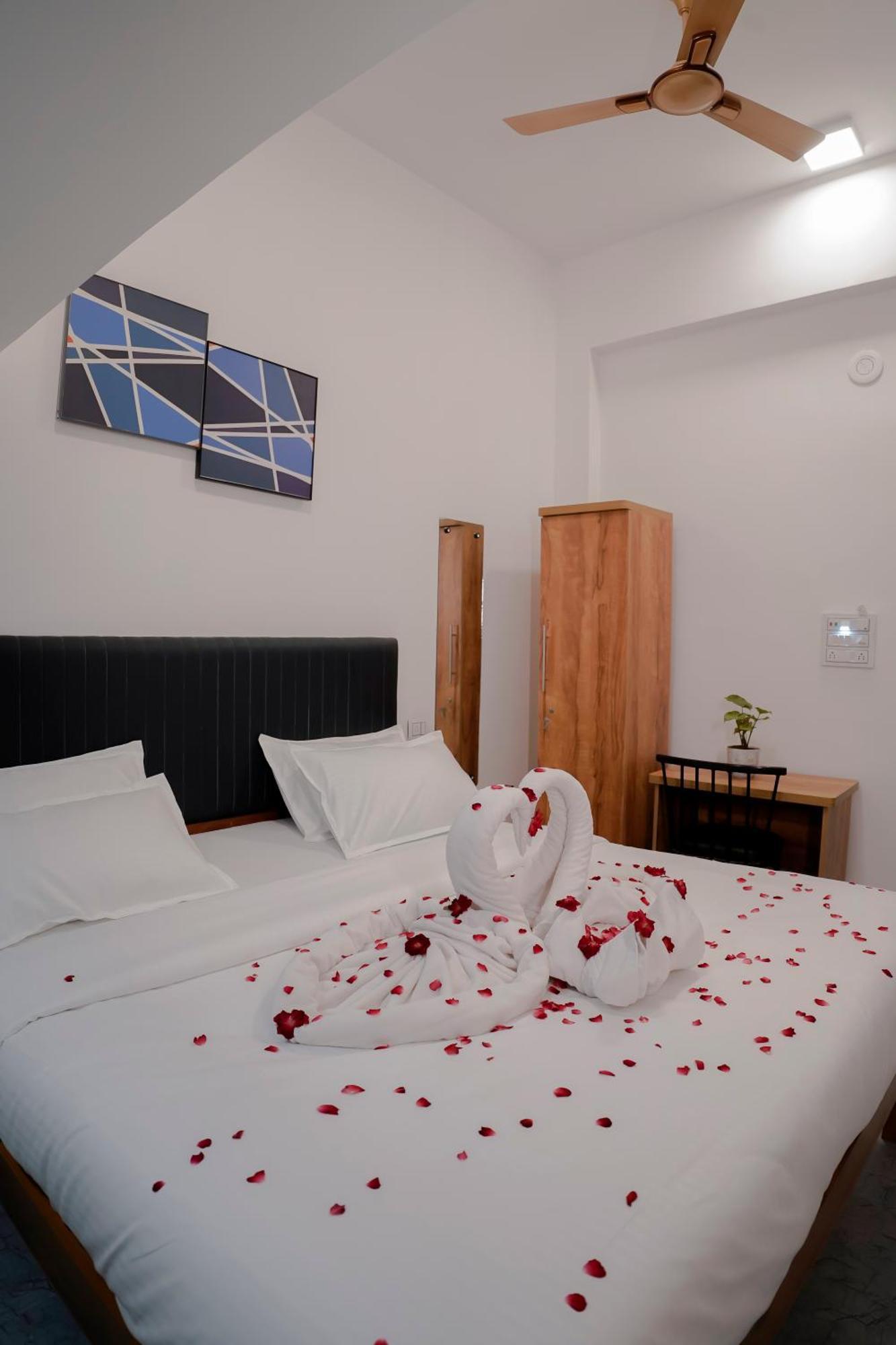 Hotel Royal Accord سورات المظهر الخارجي الصورة