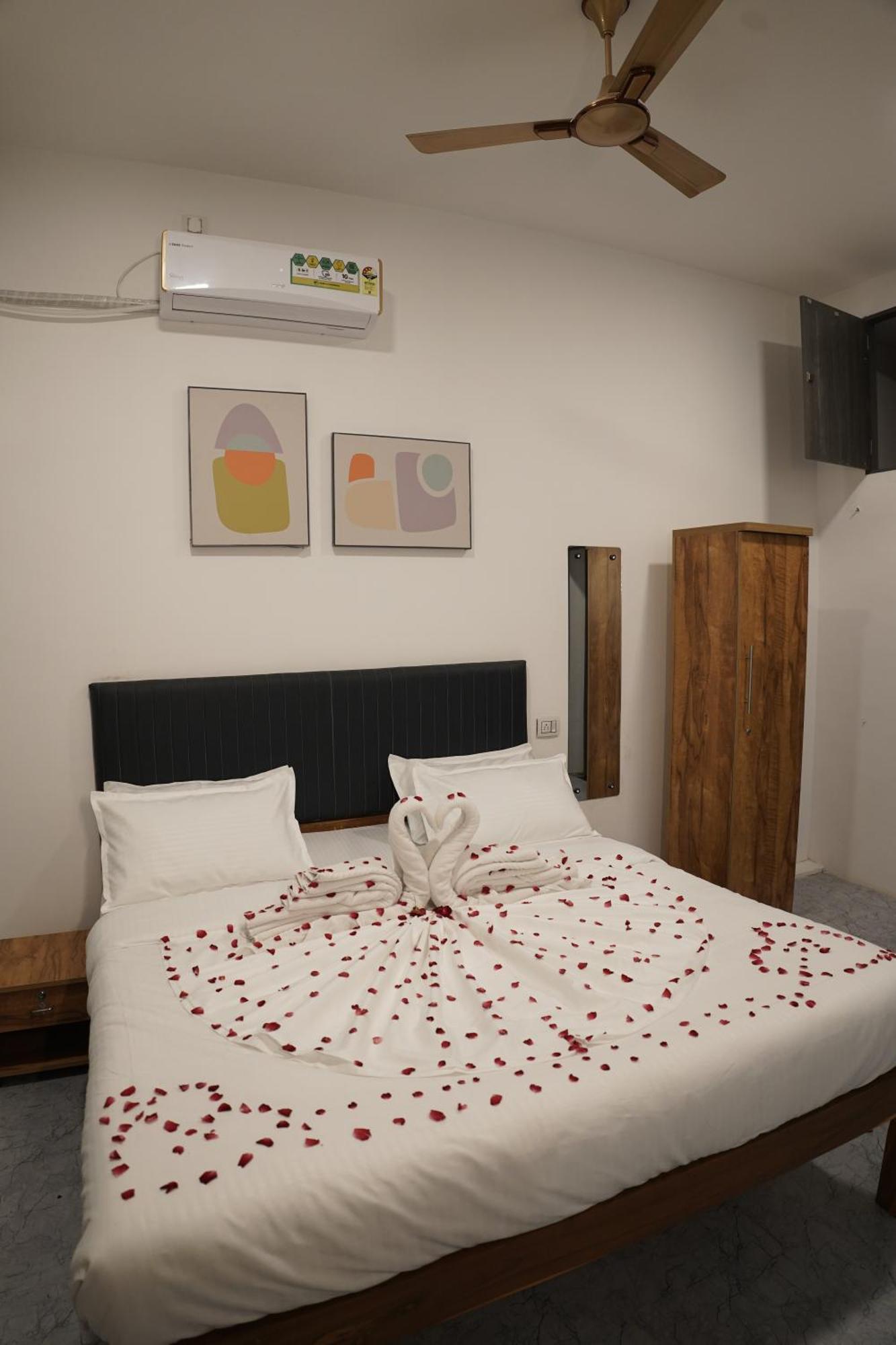 Hotel Royal Accord سورات المظهر الخارجي الصورة