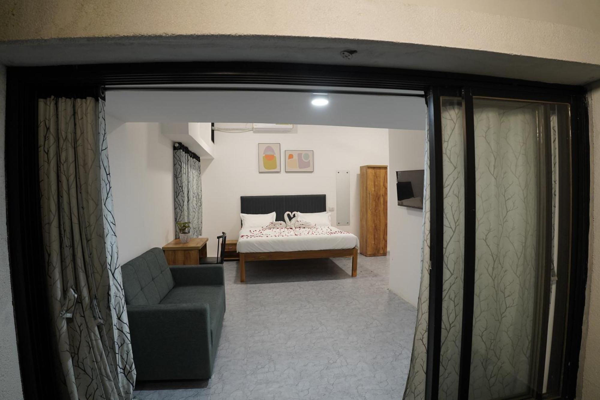 Hotel Royal Accord سورات المظهر الخارجي الصورة