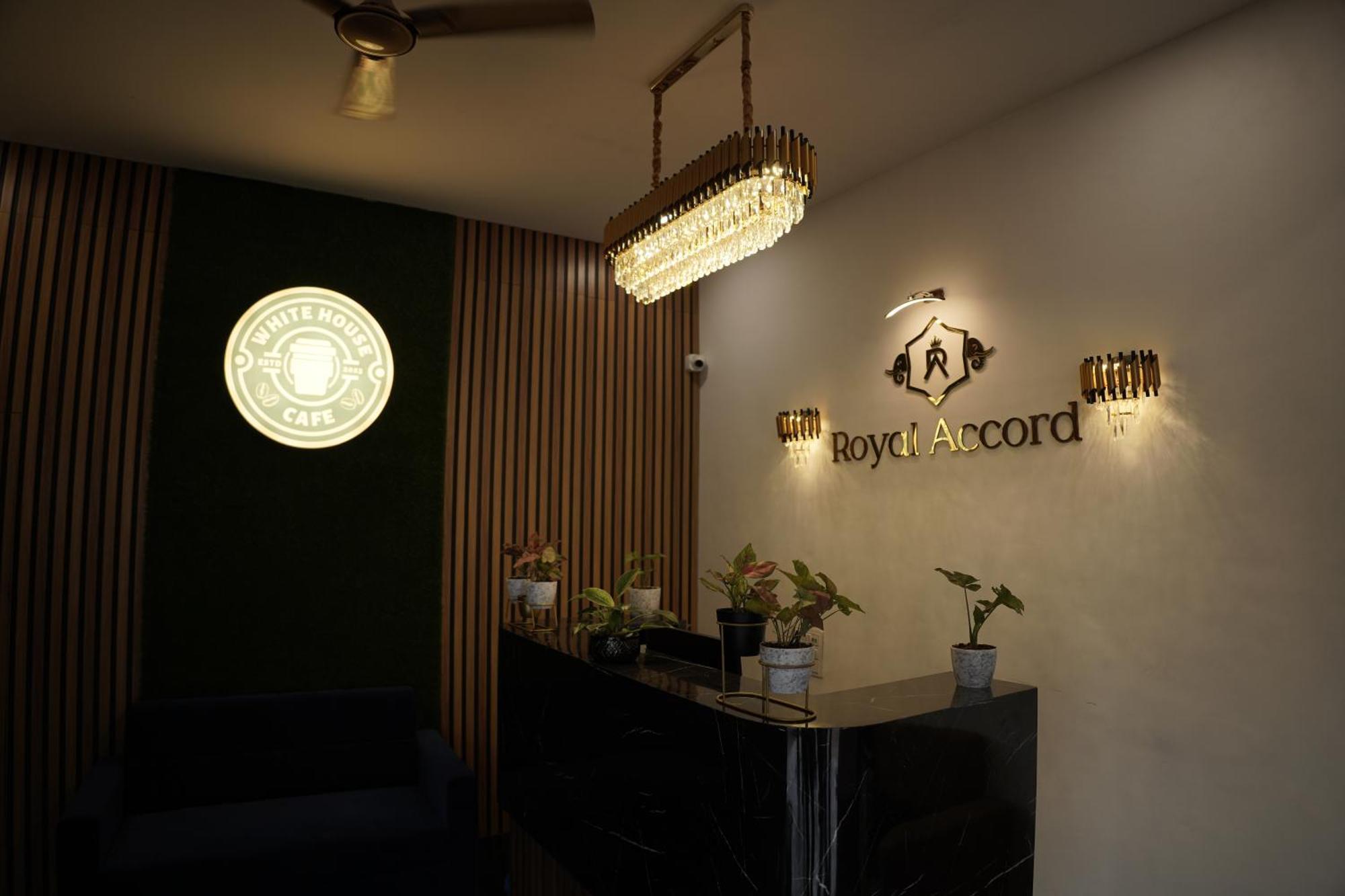 Hotel Royal Accord سورات المظهر الخارجي الصورة